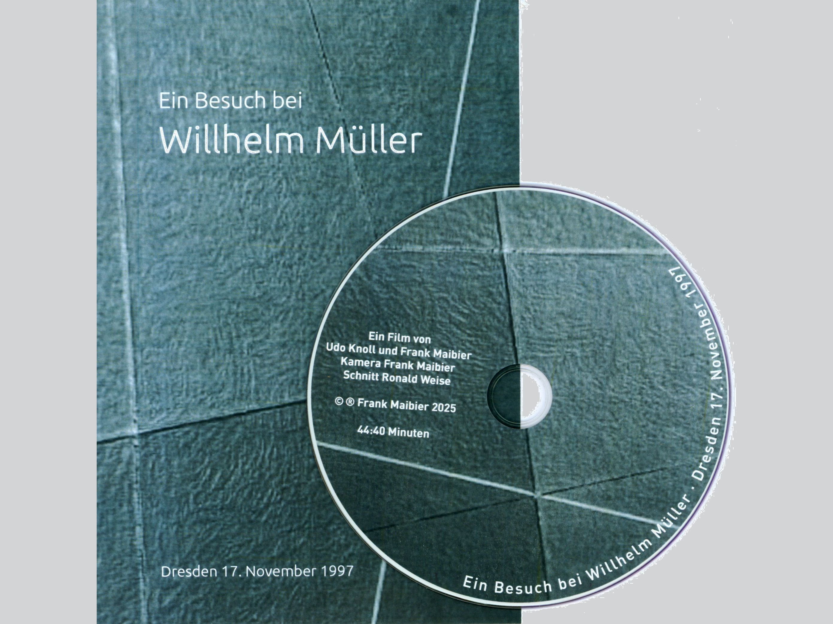 KI generiert: Das Bild zeigt das Cover einer DVD mit dem Titel "Ein Besuch bei Wilhelm Müller", begleitet von einem Datenträger, der auf einen Film hinweist, der am 17. November 1997 in Dresden gefilmt wurde.