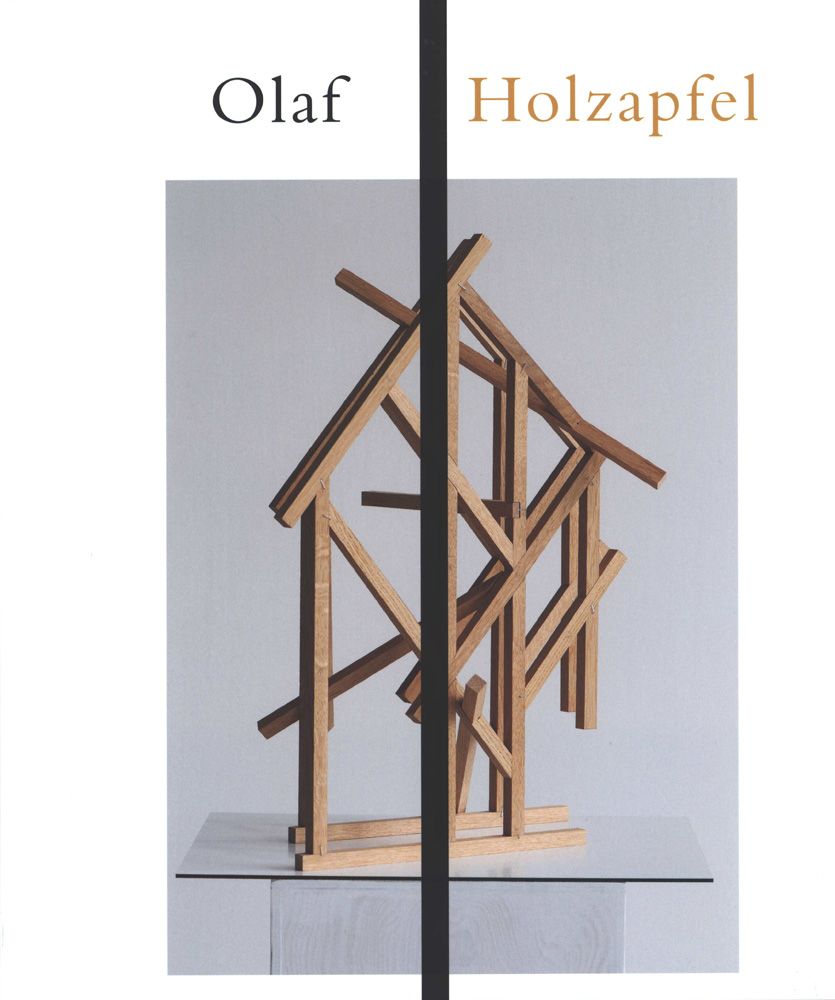 KI generiert: Das Bild zeigt eine Holzskulptur, die auf einer weißen Fläche steht, mit dem Namen "Olaf Holzapfel" am oberen Rand. Die Skulptur besteht aus mehreren ineinander verschachtelten Holzbalken, die eine abstrakte Struktur formen.