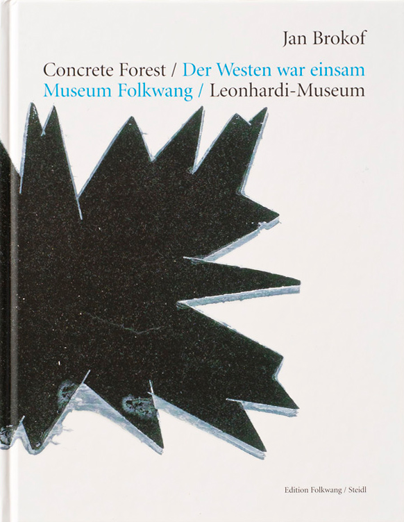 KI generiert: Das Bild zeigt das Cover eines Buches von Jan Brokof mit dem Titel "Concrete Forest / Der Westen war einsam", das vom Museum Folkwang und dem Leonhardi-Museum veröffentlicht wurde. Das Cover ist in Weiß gehalten und zeigt eine schwarze, abstrakte Form.