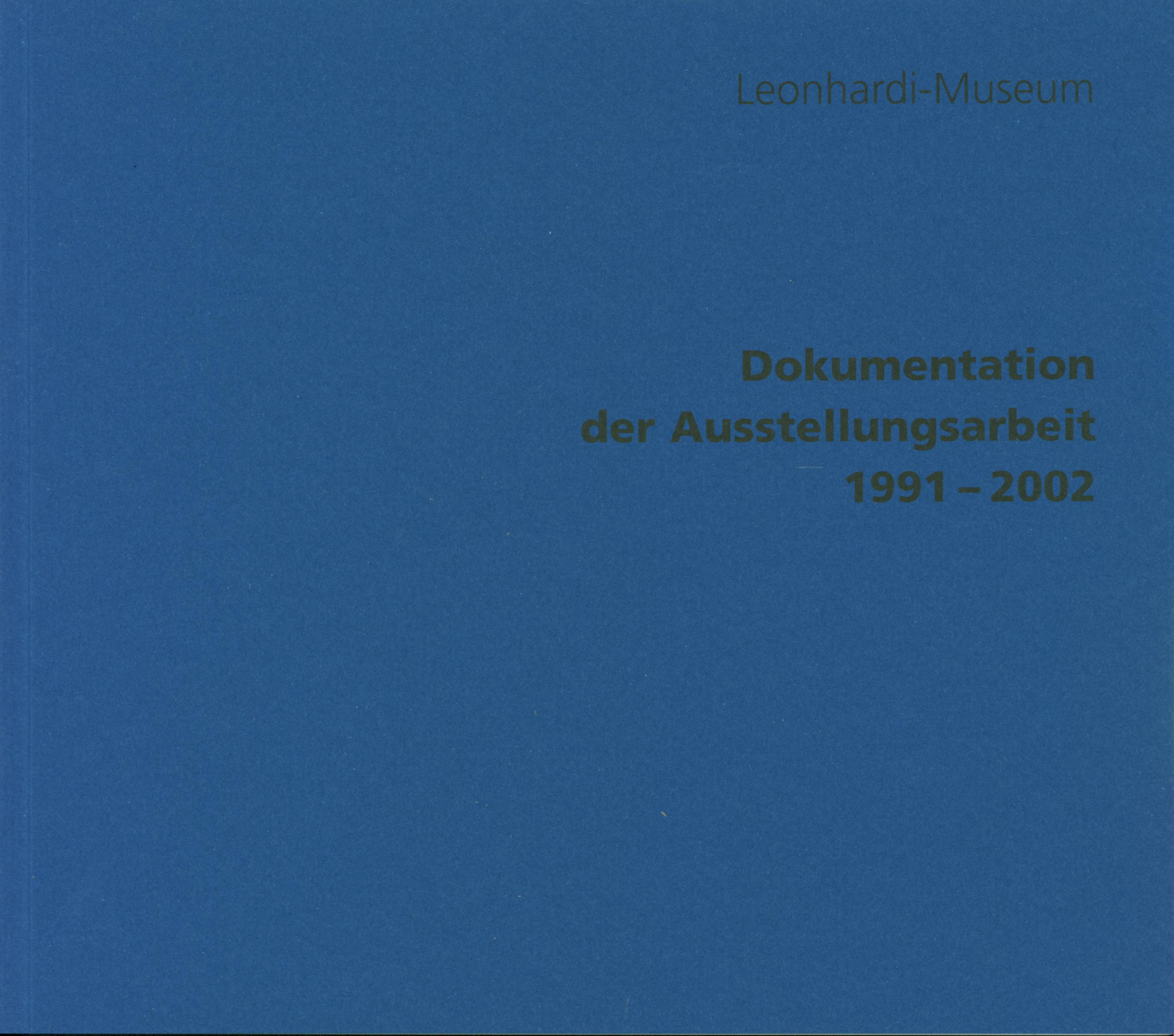 KI generiert: Das Bild zeigt das Cover einer Dokumentation des Leonhardi-Museums, die sich mit der Ausstellungsarbeit zwischen 1991 und 2002 befasst. Der Hintergrund des Covers ist blau, und der Titel ist in einfacher Schrift abgedruckt.