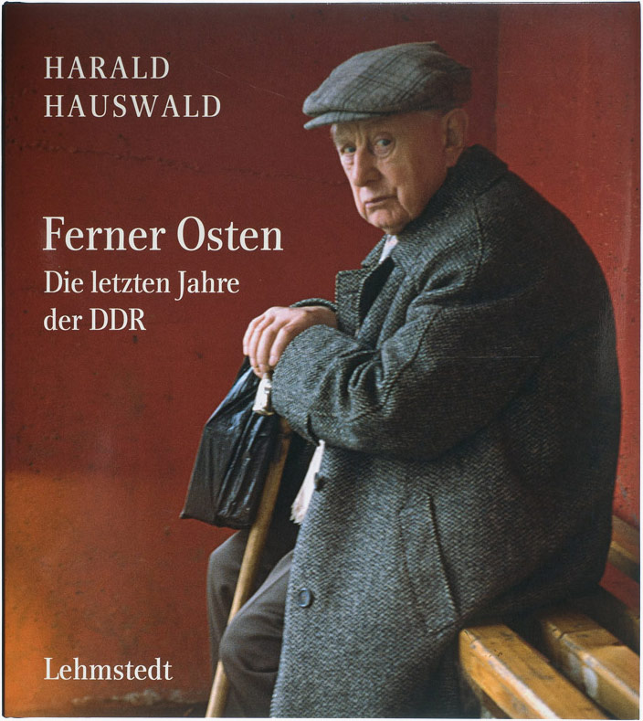 KI generiert: Das Bild zeigt das Cover eines Buches von Harald Hauswald mit dem Titel "Ferner Osten: Die letzten Jahre der DDR", auf dem ein älterer Mann, der auf einer Bank sitzt und einen Stock hält, zu sehen ist.