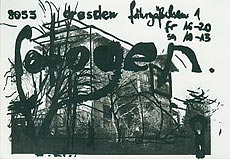 KI generiert: Das Bild zeigt eine Zeichnung oder Fotografie eines Gebäudes, überlagert von handgeschriebenen Texten und Zahlen, einschließlich einer Adresse und Öffnungszeiten. Die künstlerische Gestaltung vermittelt einen urbanen, grafischen Stil.