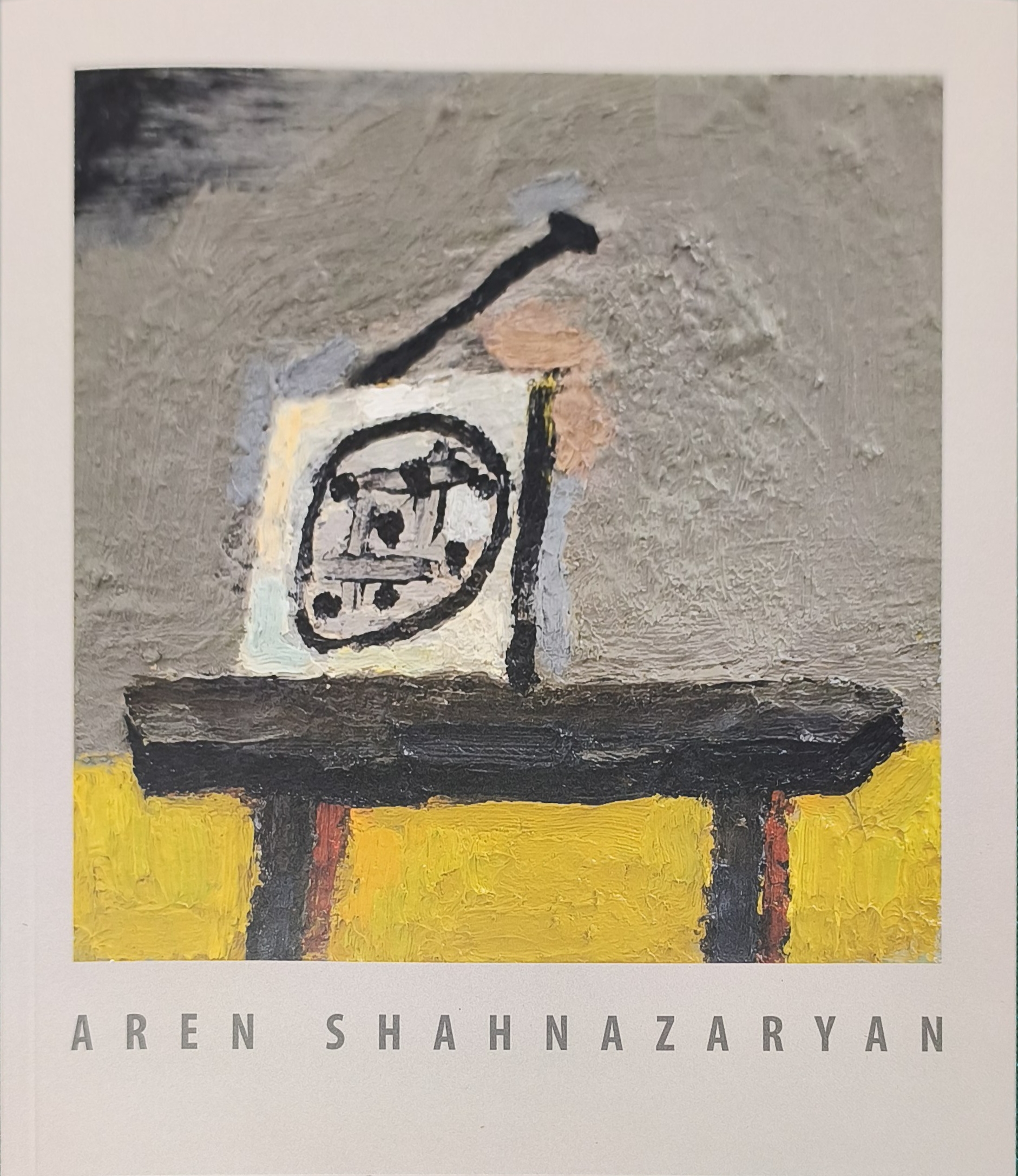 KI generiert: Das Bild zeigt eine abstrakte Malerei mit einer quadratischen Leinwand auf einem Ständer. Auf der Leinwand ist ein unregelmäßiges schwarzes Muster zu sehen, umgeben von einem hellen Hintergrund.