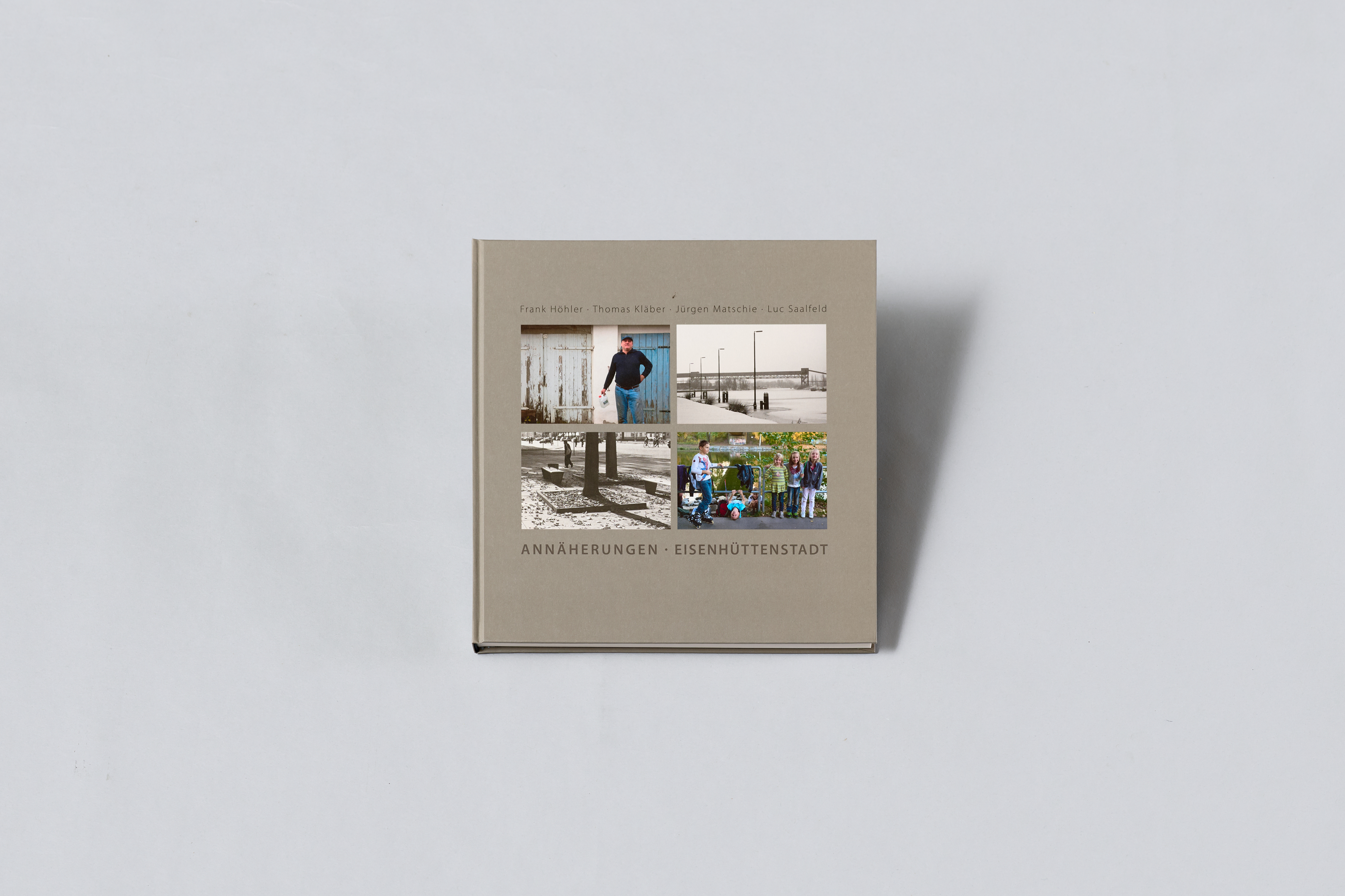 AI generated: The image shows a book with the title "Annäherungen - Eisenhüttenstadt" (Approaches - Eisenhüttenstadt), on the cover of which various photographs of the city are depicted. It was written by several authors.