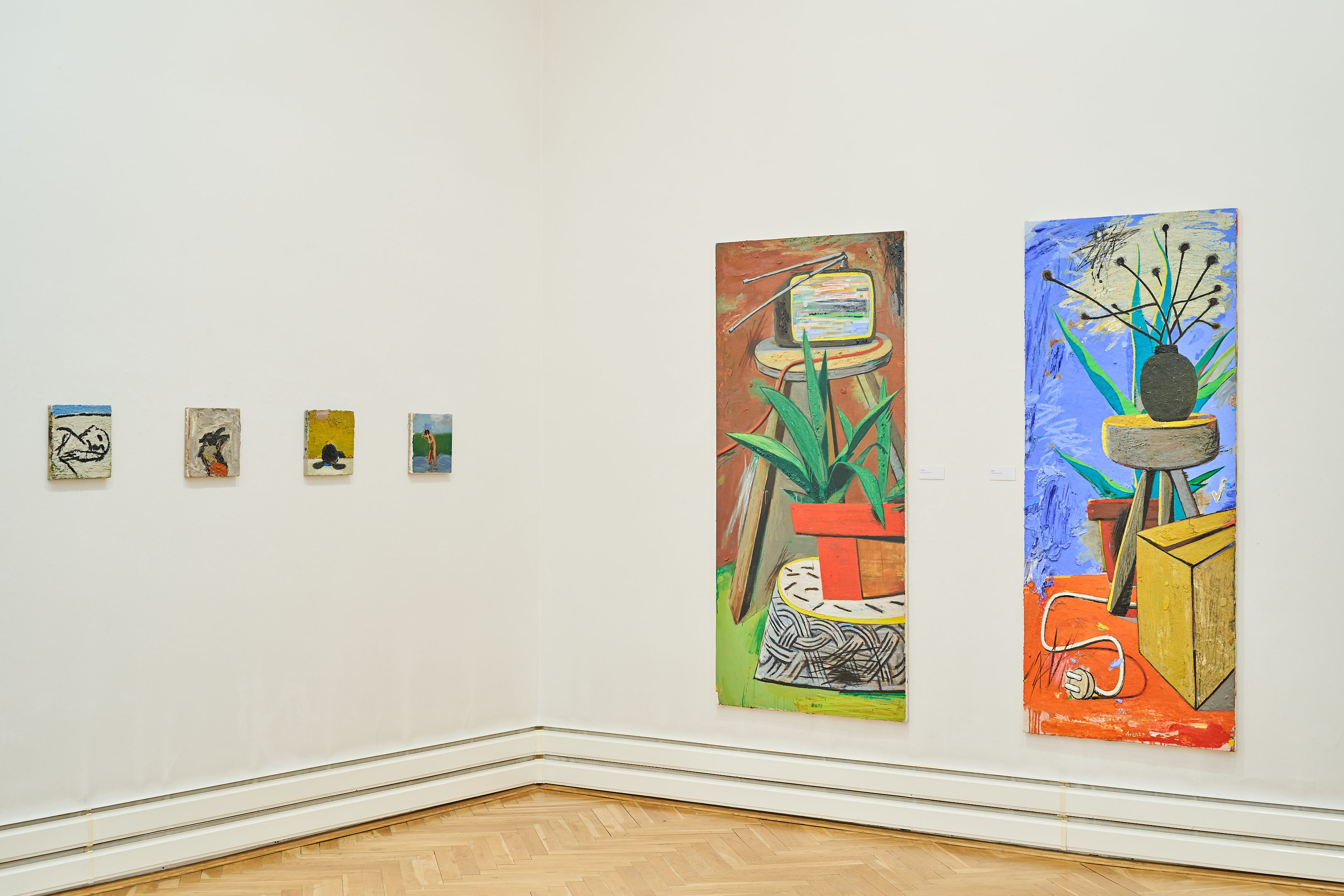 KI generiert: Das Bild zeigt einen Ausstellungssaal in einer Galerie mit mehreren kleinen und zwei größeren Kunstwerken an der Wand. Der Raum hat einen Parkettboden und wird von einer Tür zu einem angrenzenden Raum durchbrochen.