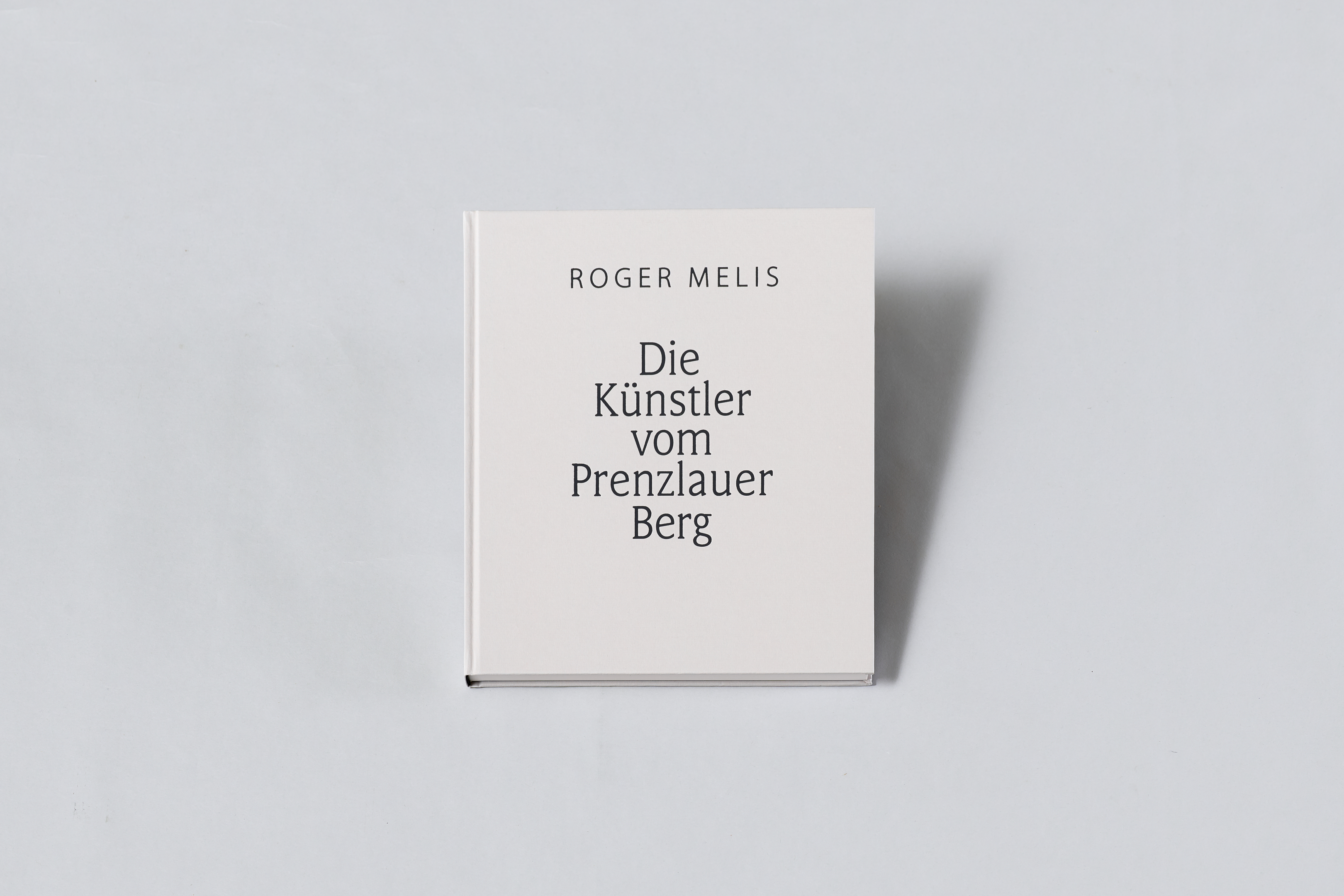KI generiert: Das Bild zeigt das Buch "Die Künstler vom Prenzlauer Berg" von Roger Melis. Der Hintergrund ist schlicht und hell, was den Fokus auf das Buch selbst lenkt.