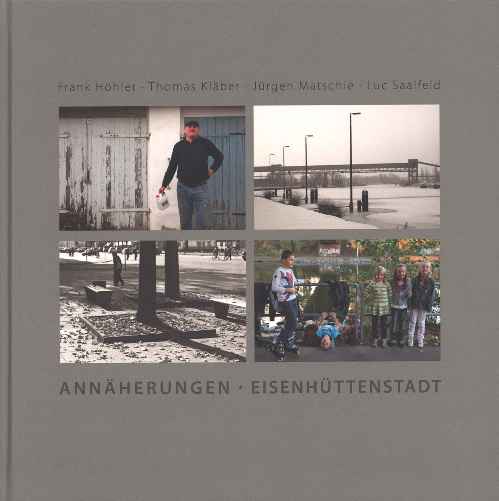 KI generiert: Das Bild zeigt das Cover eines Buches mit dem Titel "Annäherungen Eisenhüttenstadt" und vier Fotografien verschiedener Szenen. Der Hauptinhalt sind die Fotos, die verschiedene Aspekte und Momente des Lebens in Eisenhüttenstadt darstellen.