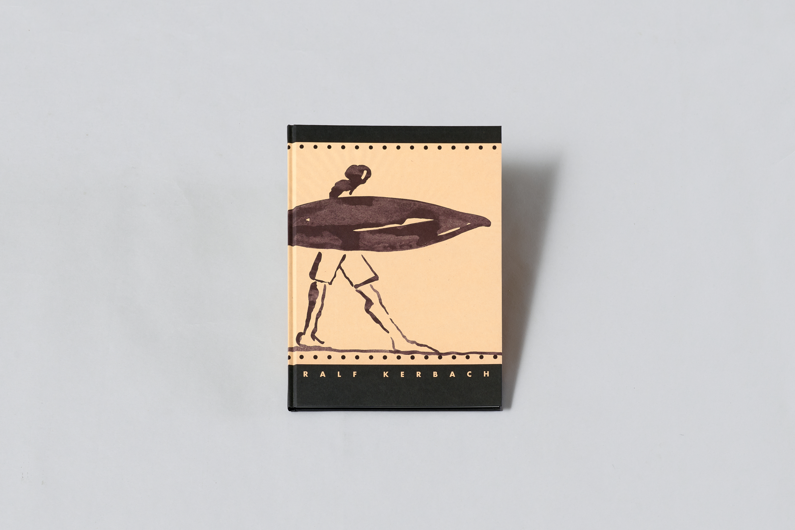 KI generiert: Das Bild zeigt ein Buch mit einem grafischen Cover, auf dem eine stilisierte Figur mit einem Surfbrett abgebildet ist. Der Name "Ralf Kerbach" ist auf dem Buchdeckel zu sehen.