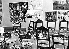 KI generiert: Das Bild zeigt eine kunstvoll gedeckte Tafel, umgeben von verschiedenen Stühlen in einem Raum mit mehreren an den Wänden hängenden Gemälden. Im Hintergrund steht eine weiße Skulptur auf einem Podest.