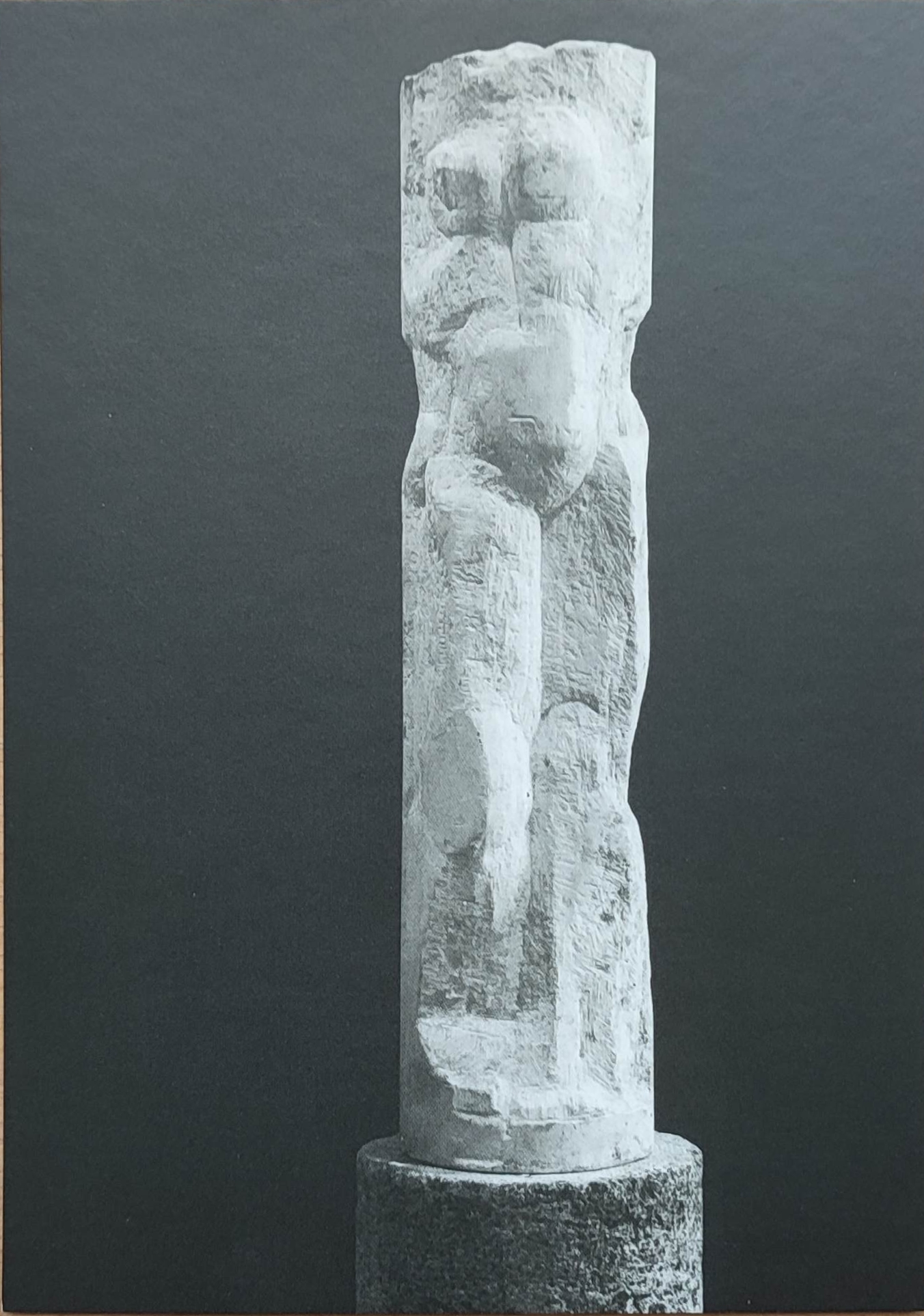 KI generiert: Das Bild zeigt eine skulpturale Darstellung eines menschlichen Torsos, stilisiert in einer minimalistischen und abstrakten Form. Die Skulptur steht auf einem runden Sockel vor einem dunklen Hintergrund.