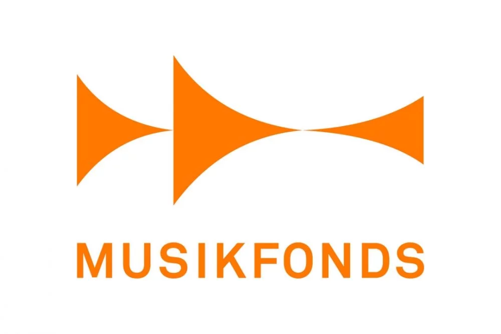 KI generiert: Das Bild zeigt das Logo des Musikfonds, bestehend aus zwei stilisierten, orangefarbenen Trompeten, die einander zugewandt sind. Darunter steht der Schriftzug "MUSIKFONDS" in Großbuchstaben.