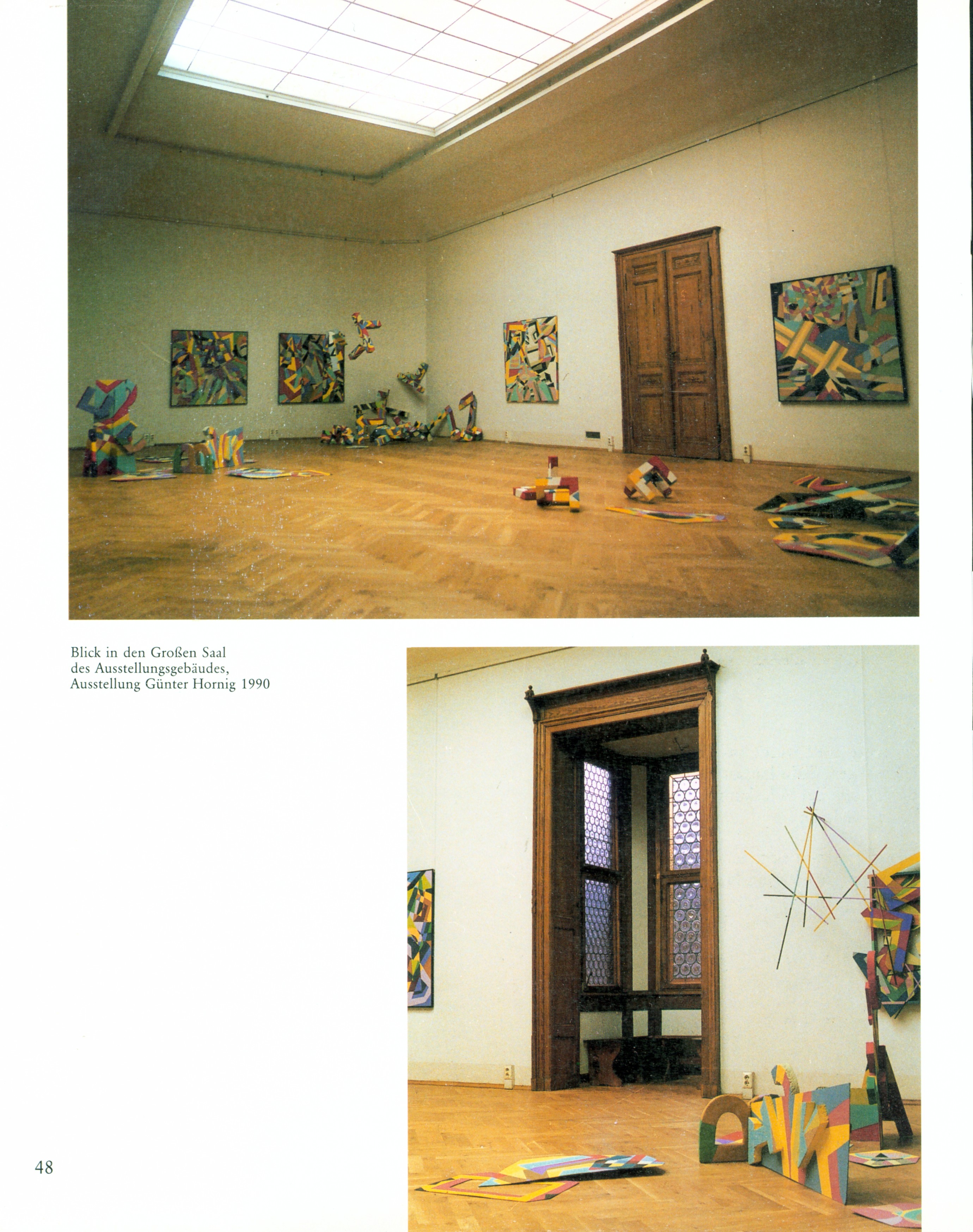KI generiert: Das Bild zeigt zwei Ansichten eines Ausstellungsraums mit farbenfrohen, abstrakten Kunstwerken an den Wänden und auf dem Boden. Der Raum ist Teil der Ausstellung von Günter Hornig im Jahr 1990.
