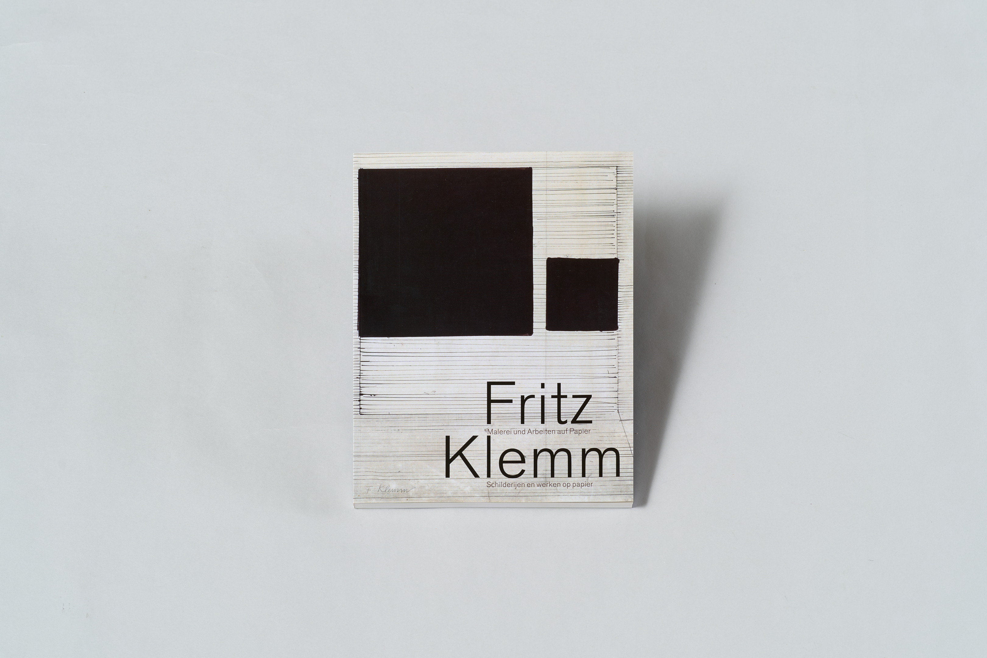 AI generated: The image shows the cover of a book entitled "Fritz Klemm", which deals with painting and works on paper. The cover shows two black rectangles on a structured, light-coloured background.
