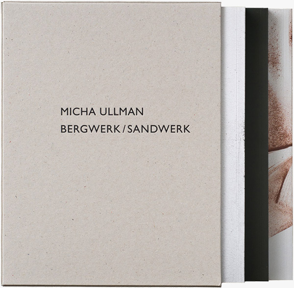 KI generiert: Das Bild zeigt das Buchcover des Werkes "Bergwerk/Sandwerk" von Micha Ullman. Das Cover ist schlicht gehalten mit schwarzem Text auf grauem Hintergrund.