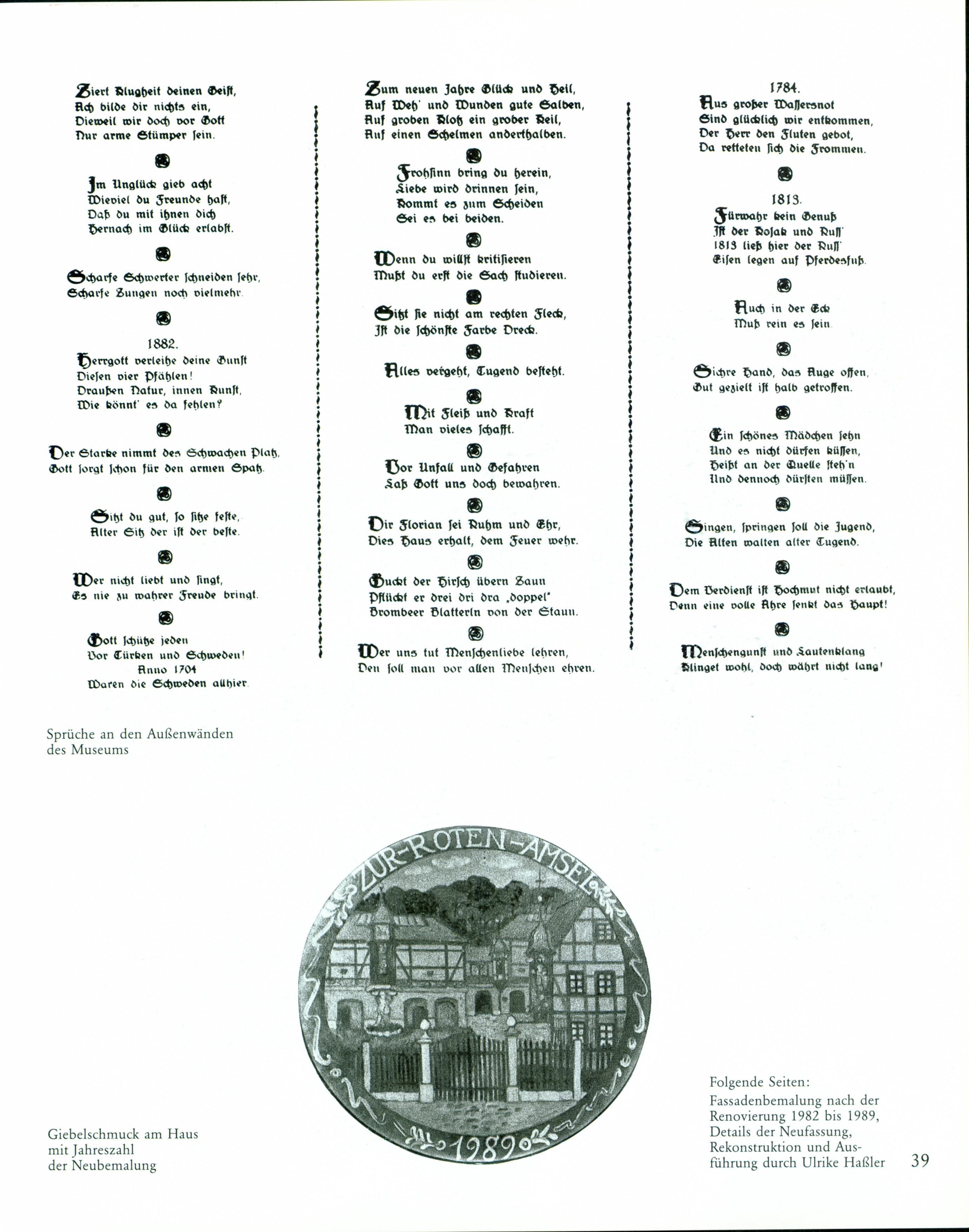 KI generiert: Das Bild zeigt eine Sammlung von Sprüchen an den Außenwänden eines Museums, begleitet von einem runden Emblem mit der Aufschrift "Zur Roten Amsel" und einer Abbildung eines Hauses. Darunter befindet sich ein Hinweis auf die Fassadenerneuerung und die beteiligte Person.