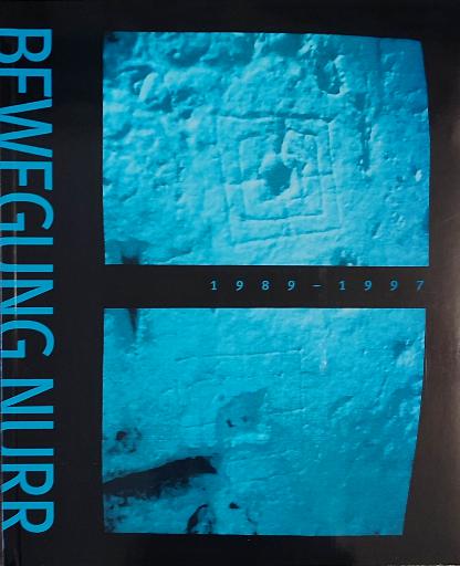 KI generiert: Das Bild zeigt zwei blaue, texturierte Aufnahmen, die möglicherweise Reliefs oder künstlerische Strukturen darstellen. Daneben steht der Text "BEWEGUNG NURR" und die Jahreszahlen "1989-1997".