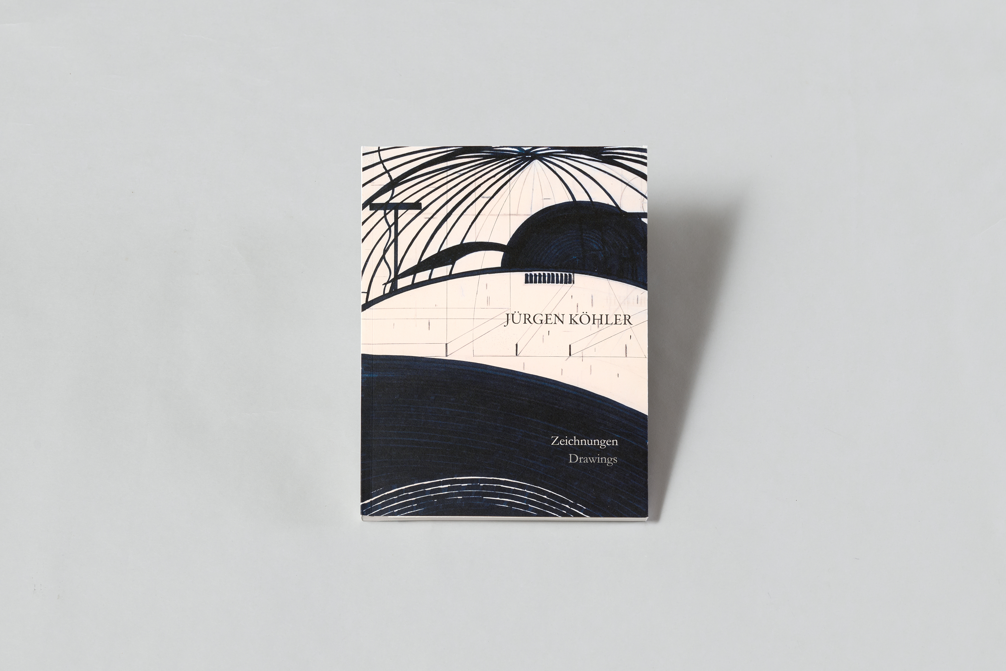 AI generated: The image shows a book cover with abstract black lines on a light-coloured background with the title "Jürgen Köhler Zeichnungen Drawings". The main content of the image is the artistic design and the title of the book.
