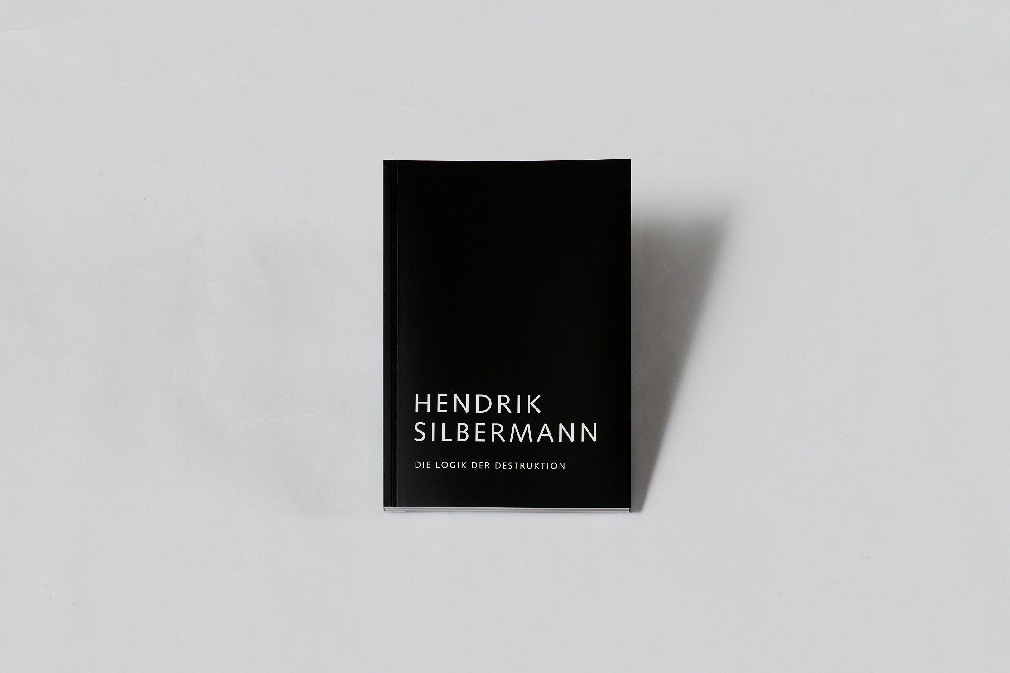 AI generated: The image shows a black book entitled "The Logic of Destruction" by Hendrik Silbermann. It lies on a light-coloured background.