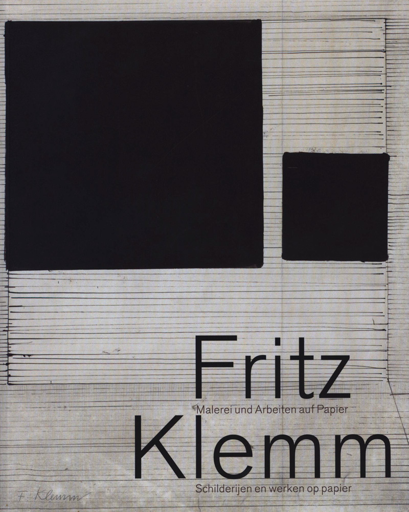 KI generiert: Das Bild zeigt eine Kunstkomposition mit zwei schwarzen Quadraten unterschiedlicher Größe auf einem linierten Hintergrund. Darunter steht in großer Schrift der Name "Fritz Klemm" sowie der Titel "Malerei und Arbeiten auf Papier" auf Deutsch und Niederländisch.