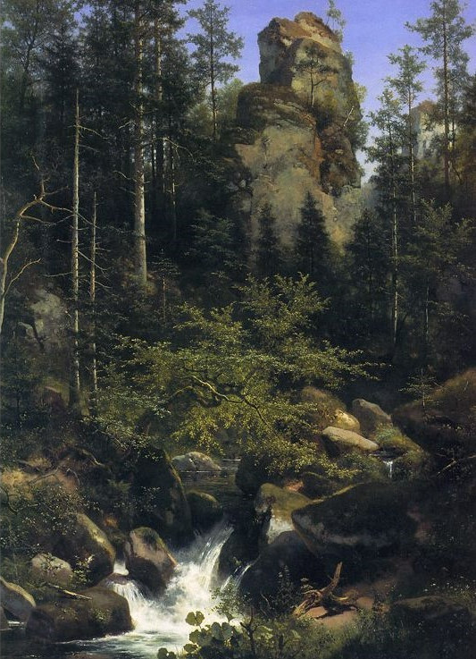 KI generiert: Das Bild zeigt eine Waldszene mit einem kleinen Wasserfall, umgeben von Felsen und hohen Bäumen. Im Hintergrund erhebt sich eine beeindruckende Felsformation.