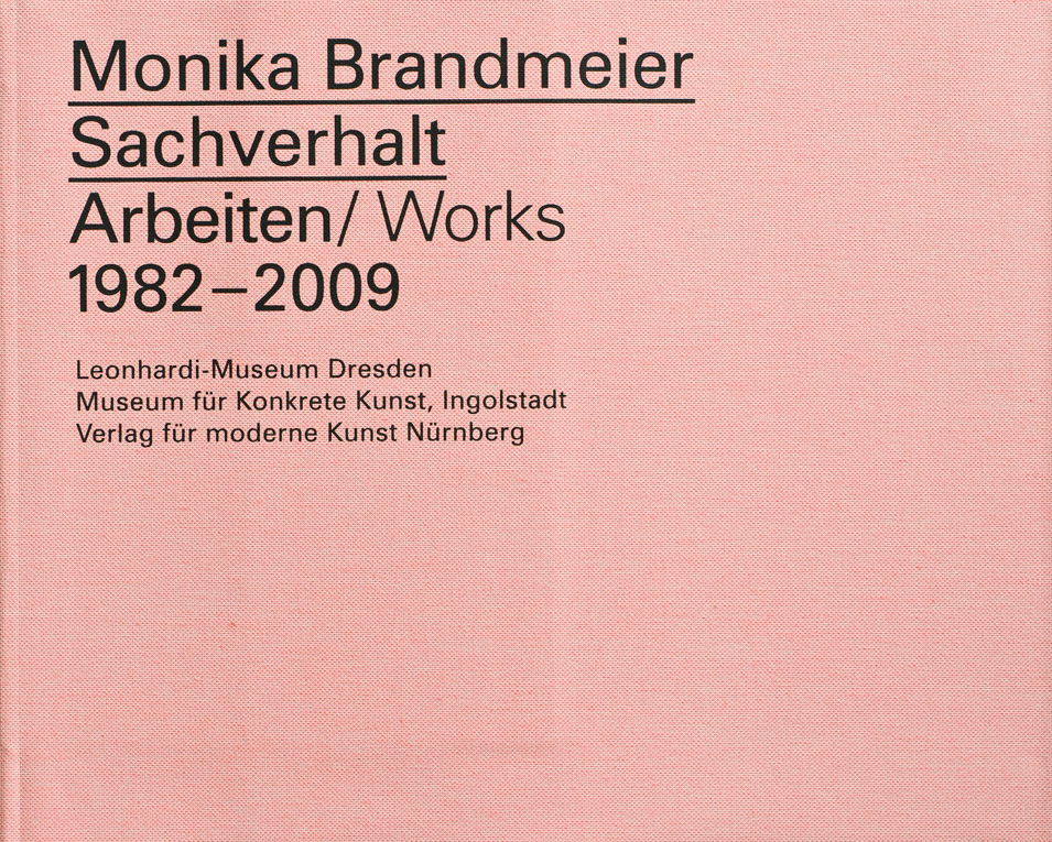 KI generiert: Das Bild zeigt das Cover eines Buches mit dem Titel "Sachverhalt: Arbeiten/Works 1982–2009" von Monika Brandmeier. Es wurde von verschiedenen Museen und einem Verlag herausgegeben und hat einen rosa Hintergrund mit schwarzem Text.