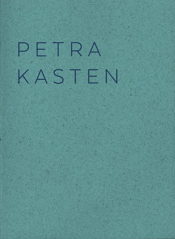 KI generiert: Das Bild zeigt einen grünen Hintergrund mit dem blau geschriebenen Namen "PETRA KASTEN" in der Mitte. Es wirkt wie ein schlichtes Buchcover oder eine Titelseite.